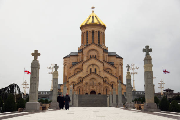 la cattedrale della santissima trinità di tbilisi comunemente conosciuta come sameba in georgia. - demiral foto e immagini stock