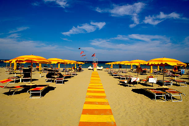 la spiaggia di rimini italia - rimini foto e immagini stock