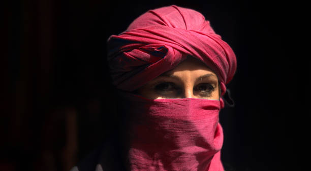 the look and the turban - marrakech desert imagens e fotografias de stock
