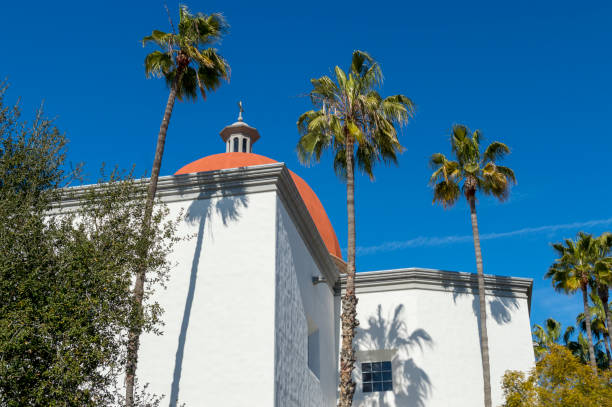 миссионерская церковь в сан-хуан-капистрано в округе ориндж, калифорния - has san hawkins стоковые фото и изображения