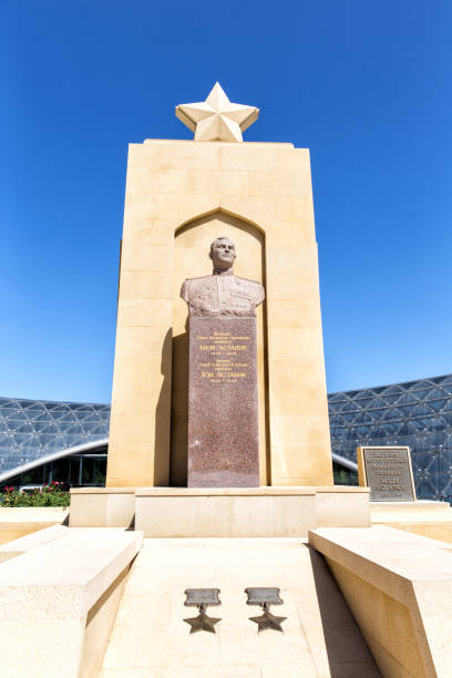 het monument aan de tweemaal-held van de sovjet-unie, generaal azi aslanov - azi�� stockfoto's en -beelden