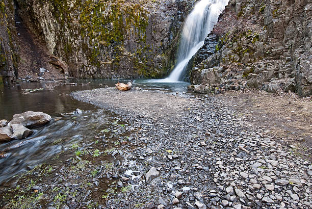 Umtanum Falls The numerous waterfalls of the Cascade Range and foothills are best viewed in early summer as melting snow feeds the streams, and again in autumn as the rains fill the streambeds. During late summer, only the major waterfalls will be flowing. Only a small number of the many waterfalls in Washington State have been named. Whether the falls have names or not, they are a refreshing sight to both the eye and spirit. Umtanum Falls was photographed on Umtanum Creek near Ellensburg, Washington State, USA. jeff goulden washington state desert stock pictures, royalty-free photos & images