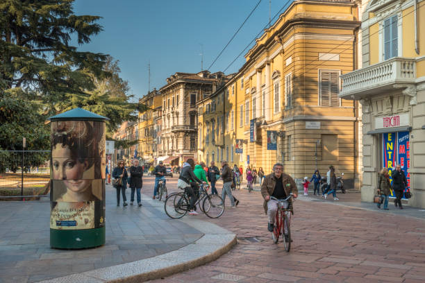 il centro storico di parma, italia. the viale giovanni mariotti - parma foto e immagini stock