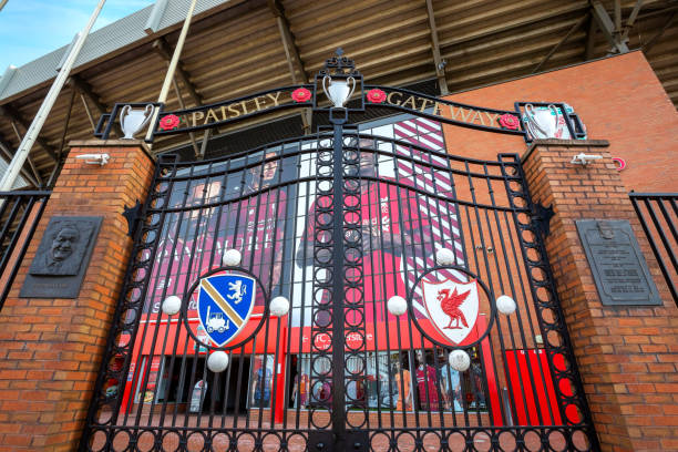 ворота пейсли перед стадионом энфилд - liverpool стоковые фото и изображения