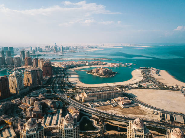 la perla de doha en vista aérea de qatar - qatar fotografías e imágenes de stock