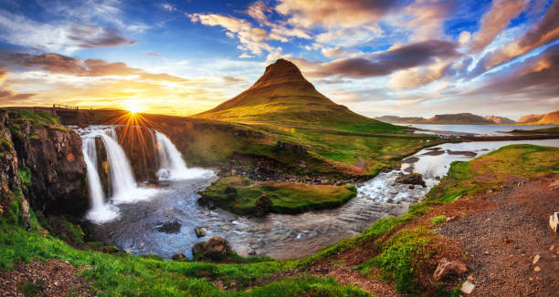 den pittoreska solnedgången över landskap och vattenfall. mer från kirkjufel - island bildbanksfoton och bilder