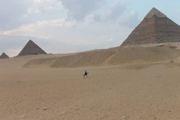 le piramidi, giza, il cairo, egitto - demiral foto e immagini stock