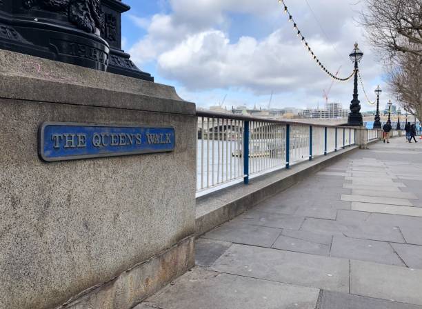de queens walk - south bank london stockfoto's en -beelden
