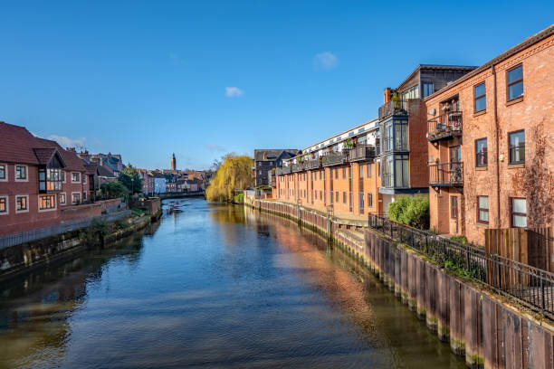 the river wensum flowing through the city of norwich on a bright day - norwich imagens e fotografias de stock