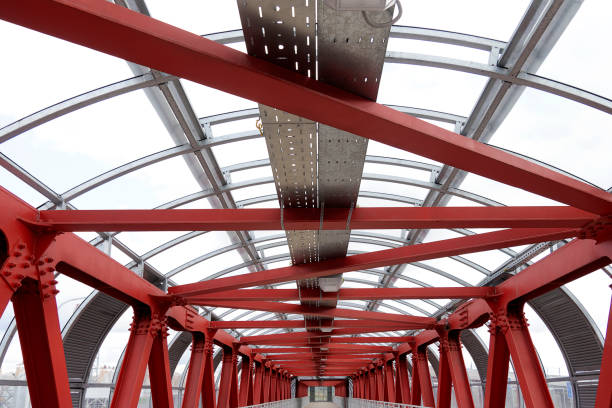 taket är tillverkat av stål kanaler anslutna till varandra. röda järnbalkar på bultar och nitar. crosswalk, konstruktion. - lack of iron bildbanksfoton och bilder