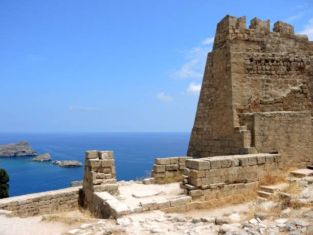 руины древнего замка. lindos, остров родос - vera pauw стоковые фото и изображения