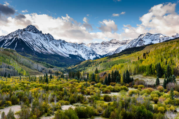 la bellezza paesaggistica delle montagne rocciose del colorado sul dallas divide - montagna foto e immagini stock