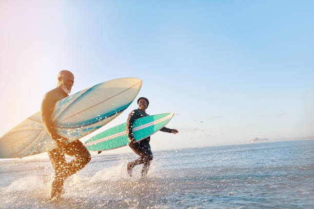 il mare li libera - surf foto e immagini stock