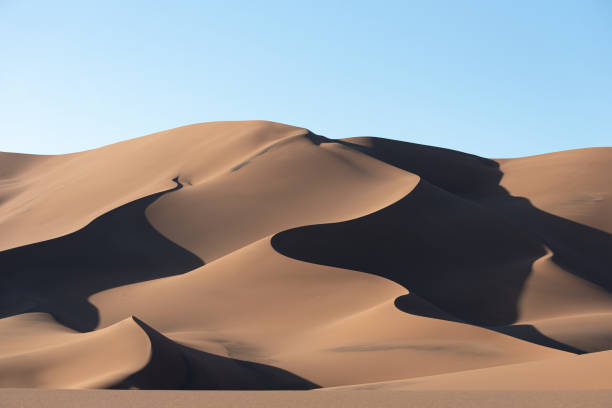 la forma di dune di sabbia nel deserto di lut - gobi desert foto e immagini stock