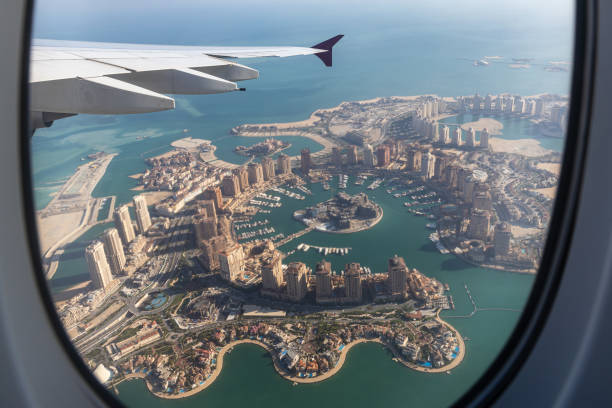 dohas skyline från fönstret på ett flygplan - abu dhabi bildbanksfoton och bilder