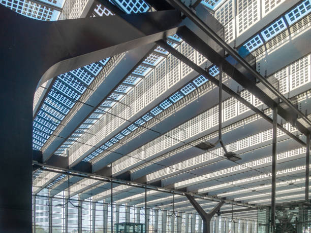 het zonnepaneel dak op centraal station - rotterdam station stockfoto's en -beelden