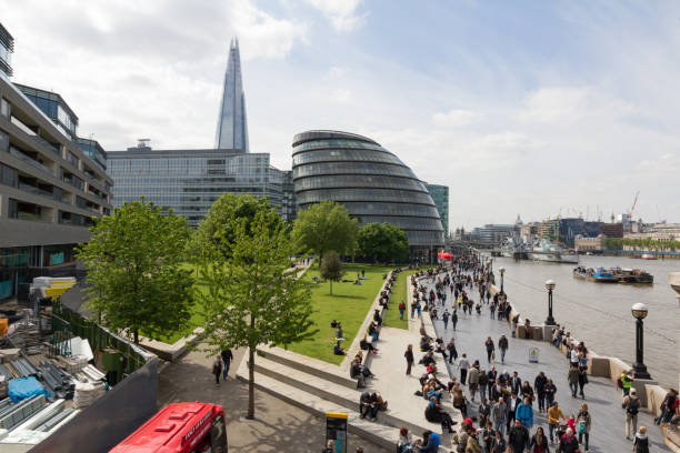 london, verenigd koninkrijk - 15 mei, 2015 - the southbank met veel mensen lopen met city hall en the shard - south bank london stockfoto's en -beelden