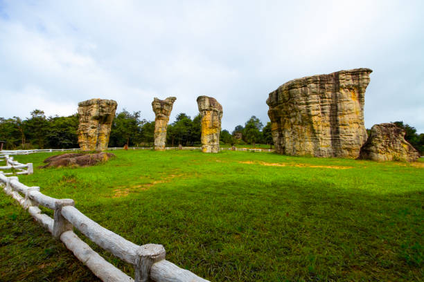 de stonehenge van thailand is de bijnaam van mor hin khao, provincie van chaiyaphum, thailand - chaiyaphum stockfoto's en -beelden