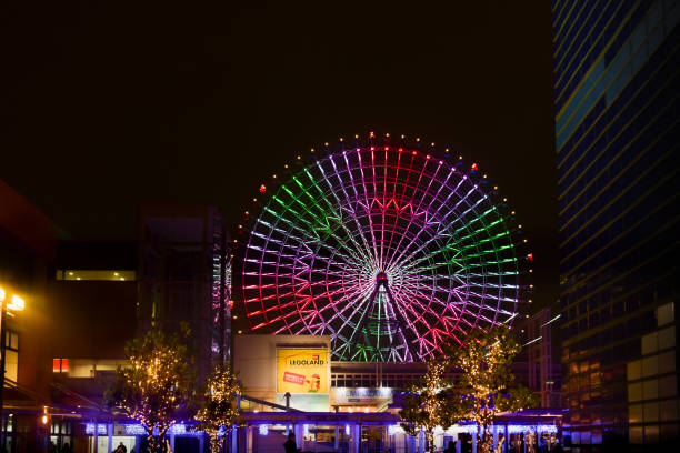 the tempozan giant ferris wheel is, not surprisingly, a giant ferris wheel. it has a diameter of 100 meters, is 112.5 meters high, and is located next to the osaka aquarium kaiyukan, one of the largest aquariums in the world. - legoland imagens e fotografias de stock