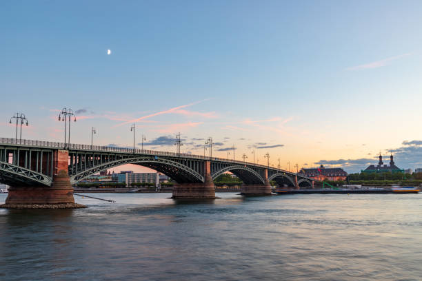 мост теодор хойсс между майнц и висбаден над рейном вечером - sainz стоковые фото и изображения