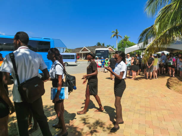 観光客は、島のバス旅行の初めのため準備しています。 - ジャマイカのファルマス 写真 ストックフォトと画像
