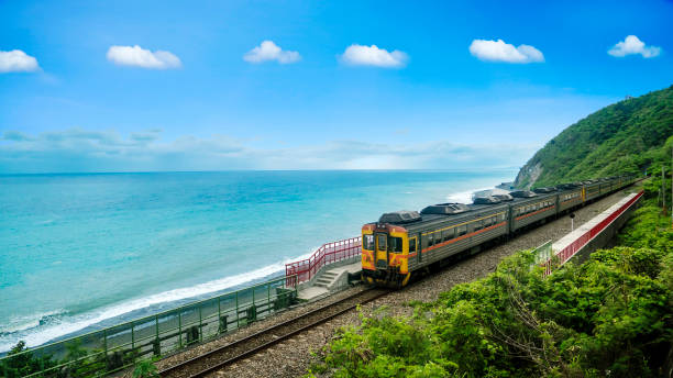 la stazione ferroviaria accanto alla spiaggia a est di taiwan - taiwan foto e immagini stock