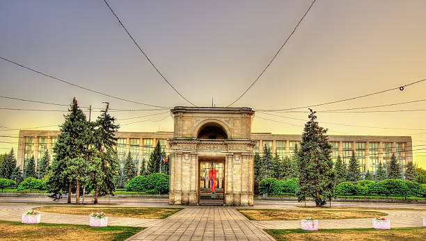 이 triumphal 궁형 및 정부 건물이 키시너우 - 몰도바 뉴스 사진 이미지