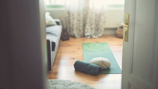 La vista a través de la puerta abierta hacia tu propia sala de yoga en casa tapete para el hogar fotografías e imágenes de stock