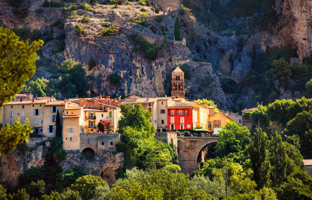 moustiers-sainte-marie köyü, provence, fransa - digne stok fotoğraflar ve resimler