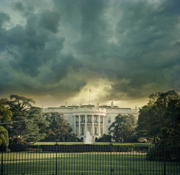 la casa blanca en washington dc bajo oscuras nubes tormentosas - white house fotografías e imágenes de stock