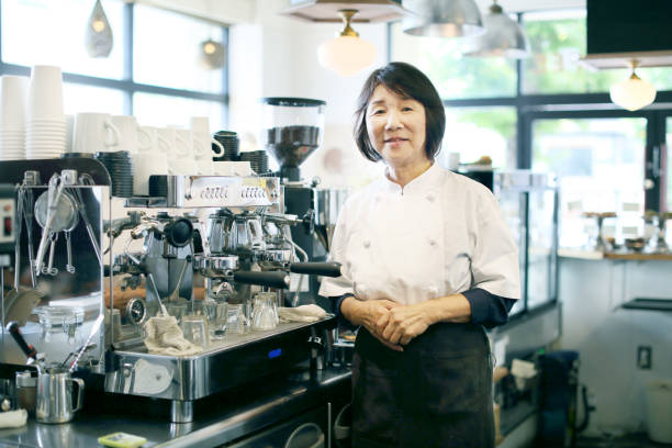 die frau lagerhalter betreibt das café - asiatischer koch stock-fotos und bilder