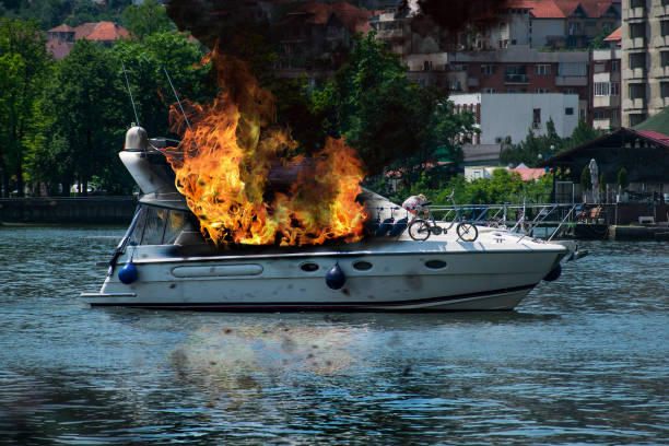 le yacht a été englouti par les flammes. - urgences france photos et images de collection