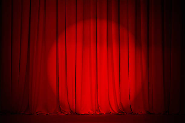 teatro rosso sipario con luce spot in centro - red spotlight foto e immagini stock