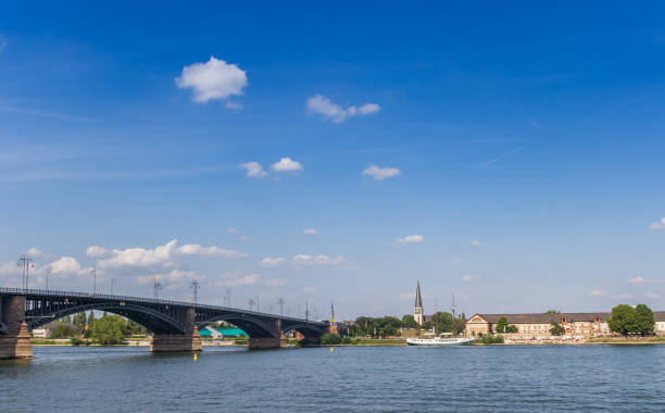 мост теодора хойса и река рейн в майнце - sainz стоковые фото и изображения