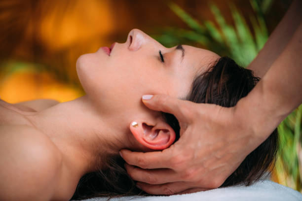 cst therapeut massaging frau kopf. craniosacral therapie massage. - alternative behandlungsmethode fotos stock-fotos und bilder