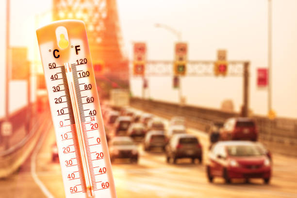 열파 중 자동차 및 교통 성 앞 온도계 - 폭염 뉴스 사진 이미지
