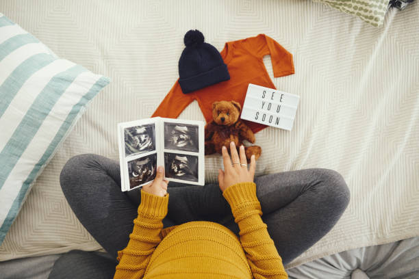 dit zijn de kostbaarste momenten in het leven - pregnant stockfoto's en -beelden