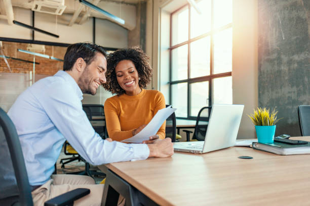 ze geloven in constante innovatie om indruk te maken op hun klanten - meubelcoach stockfoto's en -beelden