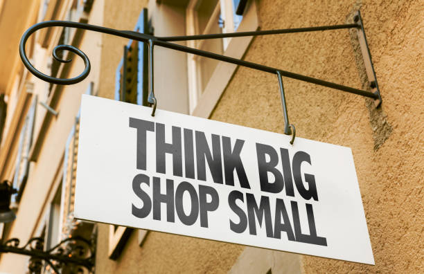 подумайте большой магазин малый знак - small business saturday стоковые фото и изображения