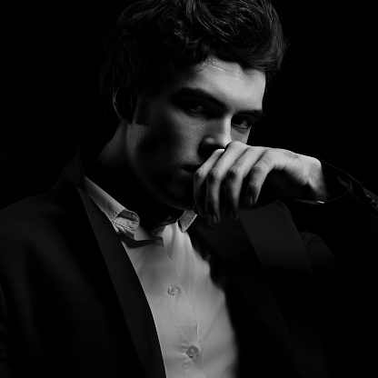 karizmatik adam poz dusunme ve el ile seyir karanlik golge dramatik isik arka plan yuzune yakin portre portre siyah beyaz portre stok fotograflar adamlar nin daha fazla resimleri istock