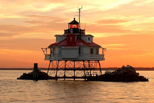 Thomas point lighthouse during a colorful sunset Thomas Point Lighthouse, in the Chesapeake Bay off Annapolis, Maryland. chesapeake bay stock pictures, royalty-free photos & images