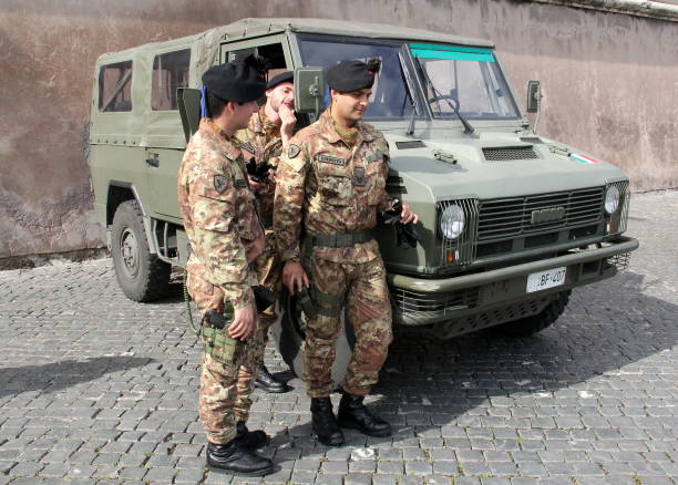 drei bersaglieri und militärfahrzeug, rom, italien - italienisches militär stock-fotos und bilder
