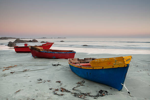 barche da pesca sulla spiaggia - paternoster foto e immagini stock