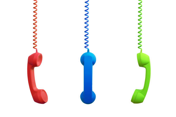 세 다채로운 빈티지 전화 수신기 매달려, 흰색 배경에 고립 - 전화선 뉴스 사진 이미지