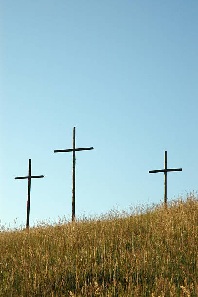 trois croix contre ciel - good friday photos et images de collection