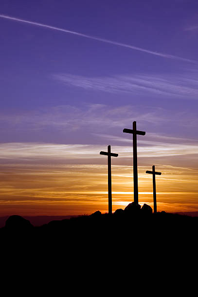 trois croix au coucher du soleil - good friday photos et images de collection