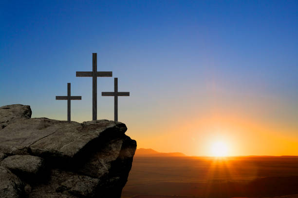 trois croix sur une colline au lever du soleil - good friday photos et images de collection