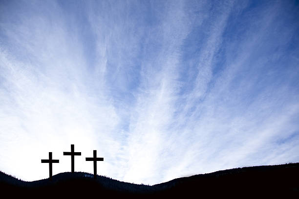 trois croix sur une colline pour pâques, vendredi saint. - good friday photos et images de collection