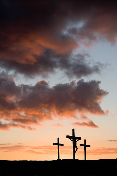 trois croix de jésus dans le centre - good friday photos et images de collection