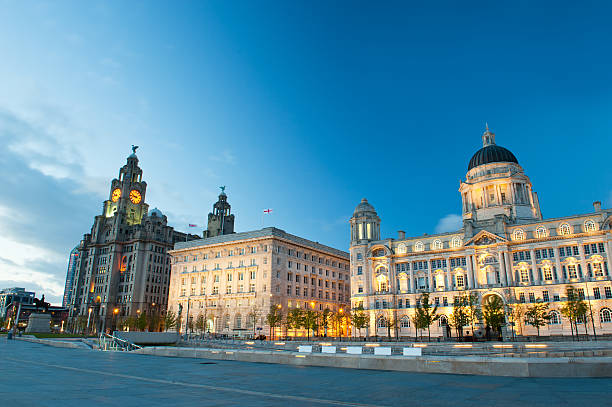 Three Graces, buildings on Liverpool's waterfront at night Liverpool city centre - Three Graces, buildings on Liverpool's waterfront at night, UK cunard building liverpool stock pictures, royalty-free photos & images
